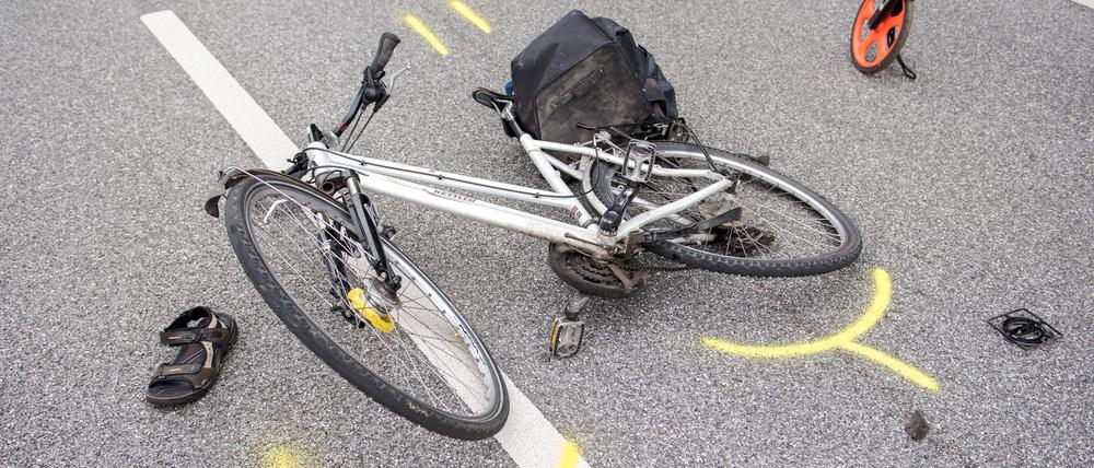 Nach einem Unfall liegt ein Fahrrad auf der Fahrbahn. (Symbolbild)