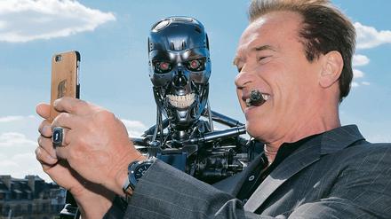 Selfie mit dem Cyborg. Arnold Schwarzenegger bei einem Fototermin zu „Terminator – Genisys“ in Paris. Der Film kommt am 9. Juli in die deutschen Kinos. 