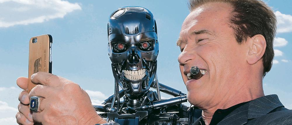 Selfie mit dem Cyborg. Arnold Schwarzenegger bei einem Fototermin zu „Terminator – Genisys“ in Paris. Der Film kommt am 9. Juli in die deutschen Kinos. 
