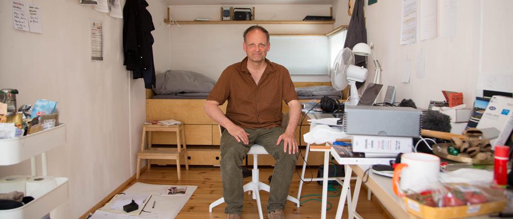 Künstler Jörn Erbner in seinem Bauwagen auf dem Gelände des Flüchtlingsheims.