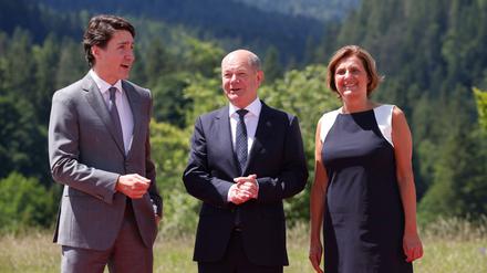 G7 Gipfel auf Schloss Elmau: Kanadas Premier Justin Trudeau (v.l.), mit Kanzler Olaf Scholz und seiner Frau Britta Ernst (beide SPD).
