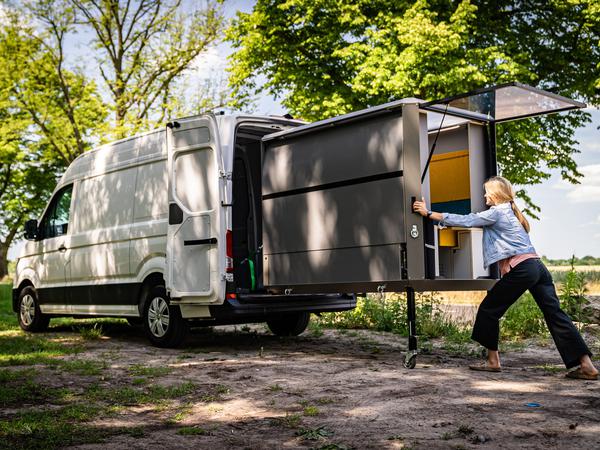 Berliner Firma baut Camping-Module: Vom Kleintransporter zum Wohnmobil in  fünf Minuten