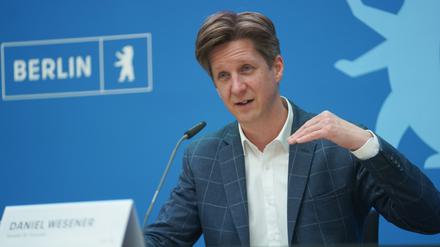 Berlins Finanzsenator Daniel Wesener nach einer Sitzung des Senats. 