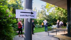 Wähler stehen für die Wahl im Evangelischen Gymnasium zum Grauen Kloster in Berlin-Schmargendorf Schlange. 