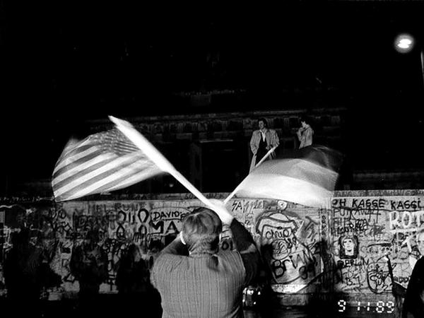 Die ersten beiden Männer am 9. November 1989 auf der Berliner Mauer vor dem Brandenburger Tor.