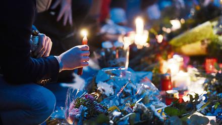 Kerzen erinnern auf dem Pariser Platz an die Opfer des Terrors.