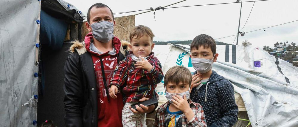 Eine Familie mit selbstgemachten Mundschutzmasken im Flüchtlingslager Moria auf Lesbos. Dort herrschen katastrophale Zustände.