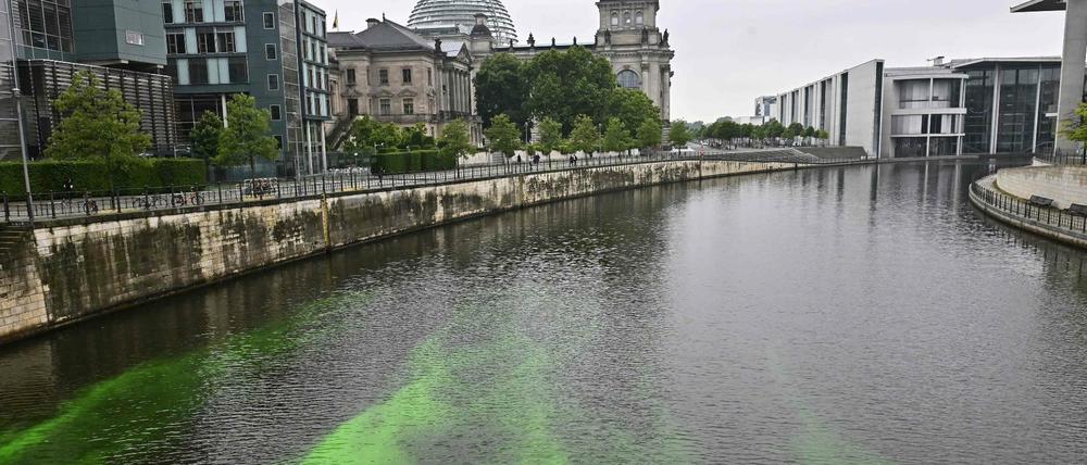 Grünes Wunder am Morgen: Die Spree plötzlich giftgrün. Hintergrund sind Klimaproteste von Extinction Rebellion.