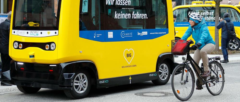 Fährt selbst - und ständig. Die BVG testet selbstfahrende Busse an der Charité.