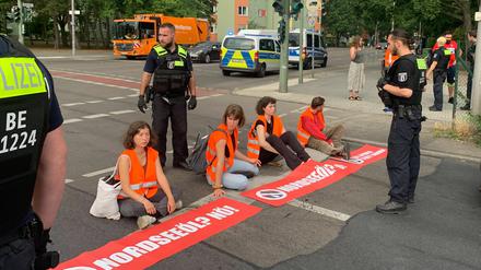 Zehn Aktivist:innen klebten sich am Freitagmorgen erneut auf der Berliner Stadtautobahn fest, um ihren Forderungen nach mehr Klimaschutz durchzusetzen.