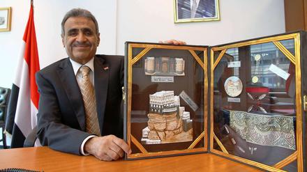 Abdulrahman A. Bahabib, Gesandter der Botschaft der Republik Jemen, zeigt in seinem Büro in der Budapester Straße 37 in Charlottenburg einen Schaukasten mit landestypischem Schmuck und Symbolen der jemenitischen Geschichte. 