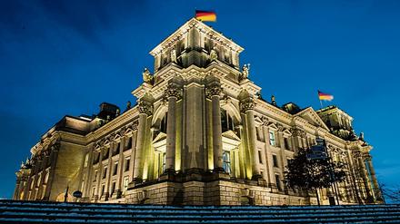 Wer den Reichstag ohne Menschenmassen erleben will, muss nachts vorbeikommen. Sonst herrscht hier immer Hochbetrieb.