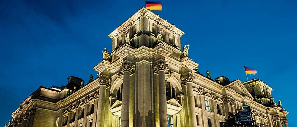 Wer den Reichstag ohne Menschenmassen erleben will, muss nachts vorbeikommen. Sonst herrscht hier immer Hochbetrieb.