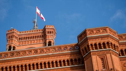 Eine Fahne mit dem Wappen von Berlin weht auf dem Roten Rathaus. 