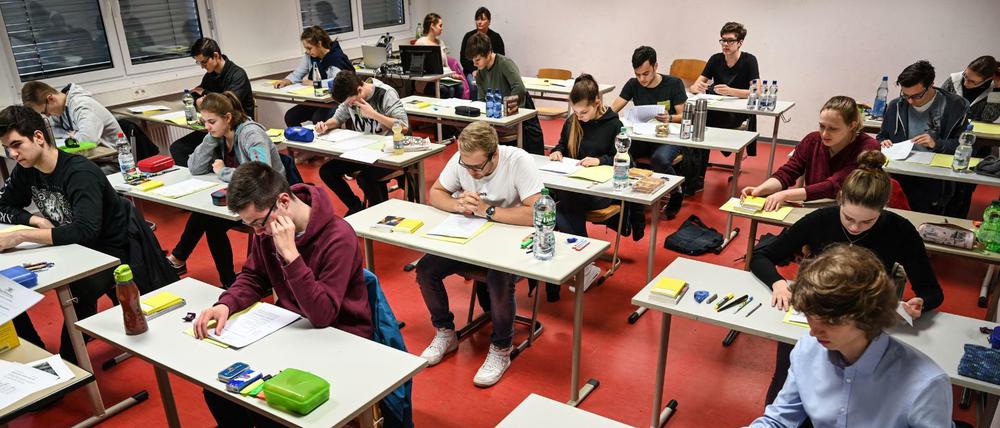 In Bundesländern wie Baden-Württemberg - hier ein Foto vom diesjährigen Abitur - wird pro Schüler wesentlich weniger Geld ausgegeben als in Berlin mit seinem hohen Anteil an Schülern aus sozial prekären Verhältnissen.