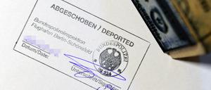Auf einem amtlichen Stempelbild der Bundespolizei steht der Schriftzug "Abgeschoben/Deported". In Schönefeld (Brandenburg) soll ein sogenanntes Rückführungszentrum entstehen.