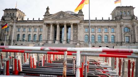 Absperrgitter vor dem Reichstagsgebäude.