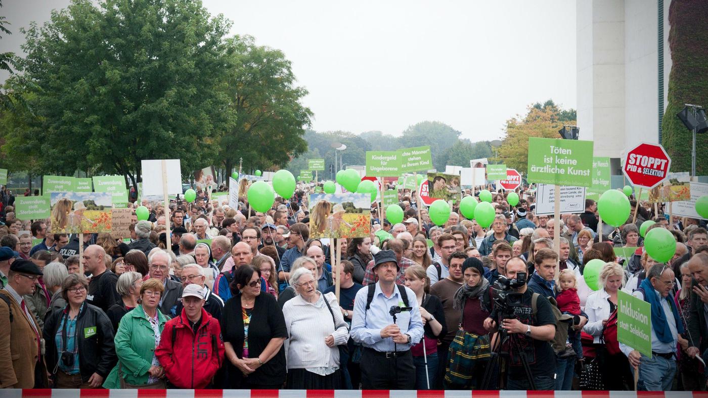 Berlin-Mitte: Aktivisten stören Demo von Abtreibungsgegnern