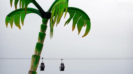 Die Seilbahn schwebt schon, aber fährt noch nicht. Die Palme gehört zum Wasserspielplatz "Konrad rettet die Südsee".