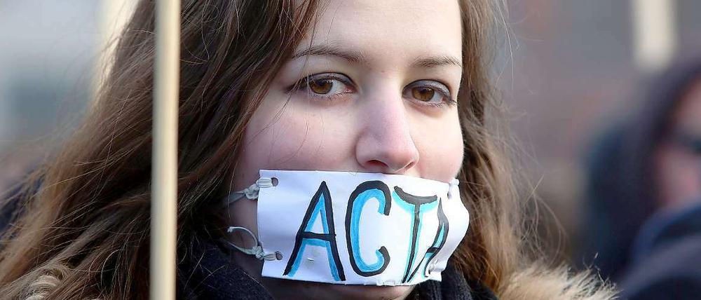 Tausende Menschen demonstrieren am 11. Februar 2012 gegen das umstrittene ACTA-Abkommen in Berlin. Die Gegner des Abkommens sehen die Meinungsfreiheit in Gefahr.