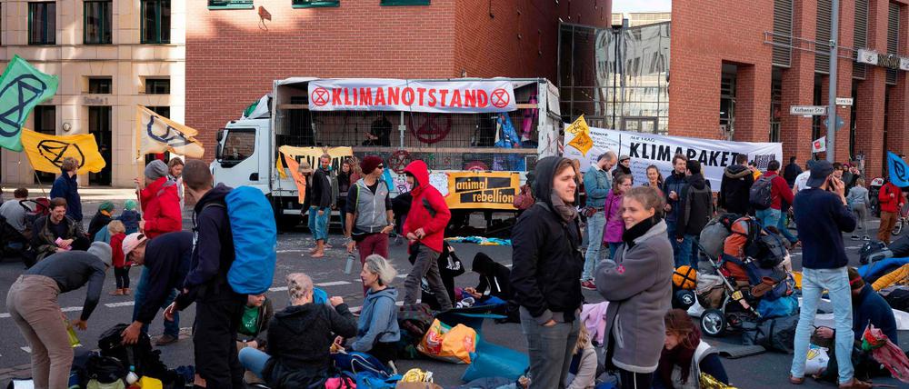 Die Klima-Aktivisten haben eine Bühne in einen Lkw gebaut und ihn auf die blockierte Stresemannstraße gestellt.