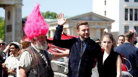 Justin Timberlake und Anna Kendrick albern vor dem Brandenburger Tor mit Kutschern als Troll-Models herum. 