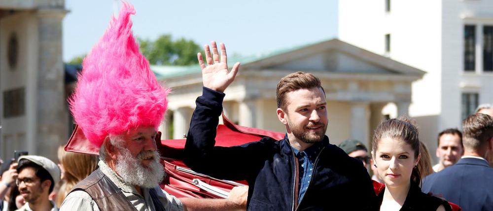 Justin Timberlake und Anna Kendrick albern vor dem Brandenburger Tor mit Kutschern als Troll-Models herum. 