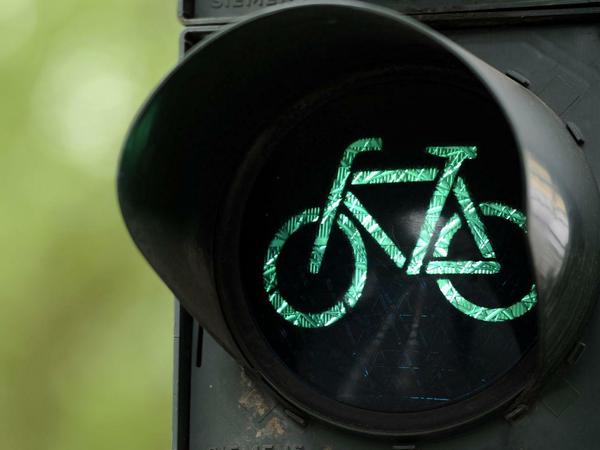 Grüne Welle für Zweiräder? Berlin will dieses Jahr vier Millionen Euro in den Radwegebau investieren.