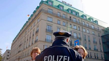 Bei Verhören nannten Verdächtige das Berliner Hotel Adlon als mögliches Anschlagsziel.