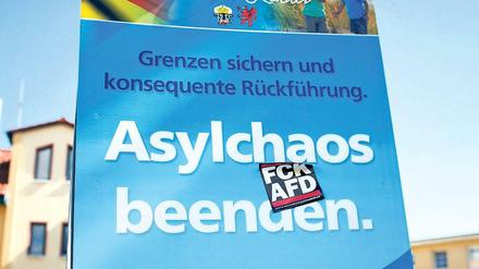 Ein Wahlplakat der AfD, versehen mit einem Anti-AfD-Auskleber. 