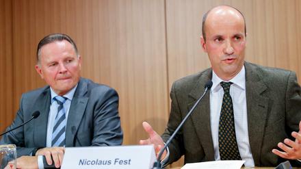 Berlins AfD-Chef Georg Pazderski (links) präsentiert das Neumitglied Nicolaus Fest.
