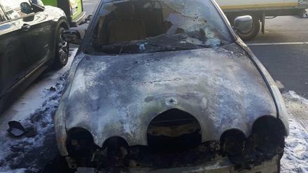Der brennende Wagen des AfD-Schatzmeisters Frank-Christian Hansel wurde in der Nacht zu Montag von einem Passanten entdeckt.