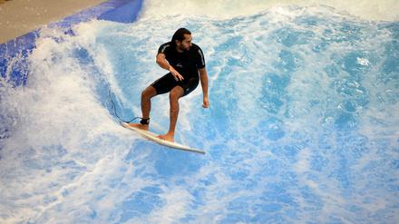 Die ewige Sekunde. Profisurfer Afridun Amu trainiert im Wasserkanal des Berliner Wellenwerks für die Asienmeisterschaften 2019.