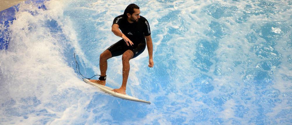 Die ewige Sekunde. Profisurfer Afridun Amu trainiert im Wasserkanal des Berliner Wellenwerks für die Asienmeisterschaften 2019.