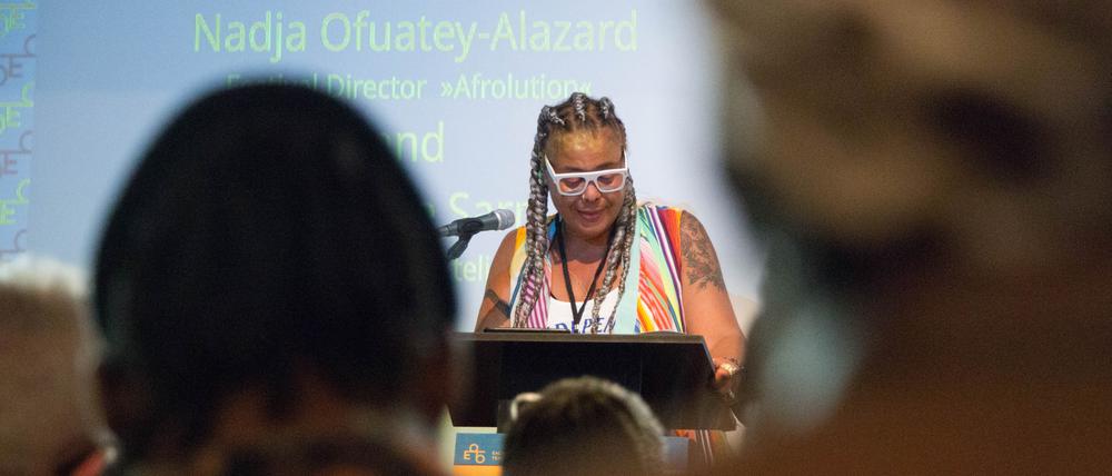 Nadja Ofuatey-Alazard eröffnet die dritte Ausgabe des Literatur- und Kulturfestivals Afrolution, organisiert vom Berliner Verein „Each One Teach One.“