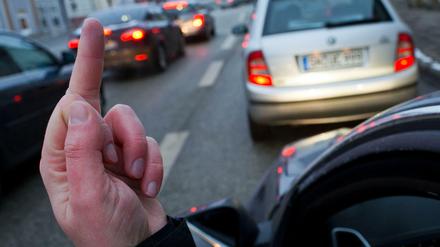 Schlimmer Finger. Mehrere Tausend Fälle von Aggression im Straßenverkehr beschäftigen jährlich allein die Berliner Justiz