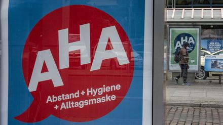 Vielerorts propagiert: die "AHA-Regel" - wie hier auf einer Werbetafel an einer Berliner Bushaltestelle.