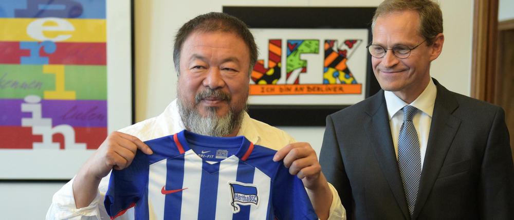 Ein bisschen klein. Ai Weiwei erhält vom Regierenden Bürgermeister Michael Müller ein Hertha-Trikot - für seinen Sohn. 