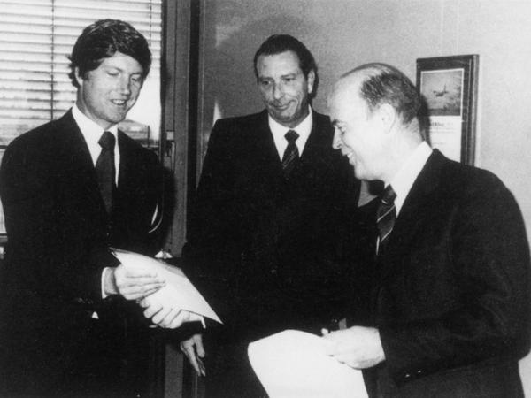 Aus dem Firmenarchiv von 1978: Kim Lundgren (links) erhält hier angeblich in den USA die Gründungsunterlagen der Air Berlin.