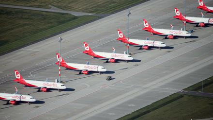 Flugzeuge der insolventen Fluggesellschaft Air Berlin stehen hintereinander auf dem Vorfeld des Hauptstadtflughafens BER in Schönefeld.