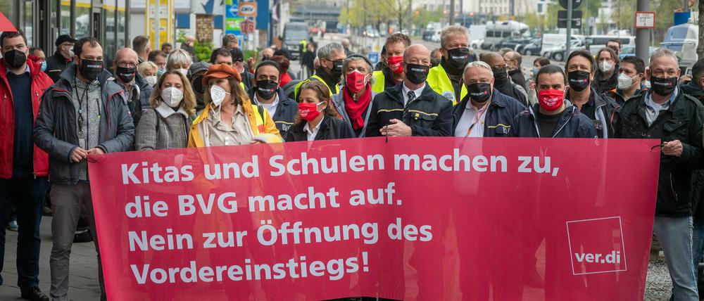 Bei einer Aktion der Gewerkschaft Verdi protestierten Busfahrer im Vorfeld der Aufsichtsratssitzung der BVG gegen die Öffnung des Vordereinstiegs in Bussen.