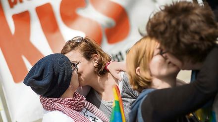 Küssen verboten: AfD-Abgeordneter hetzt gegen Homosexuelle. 