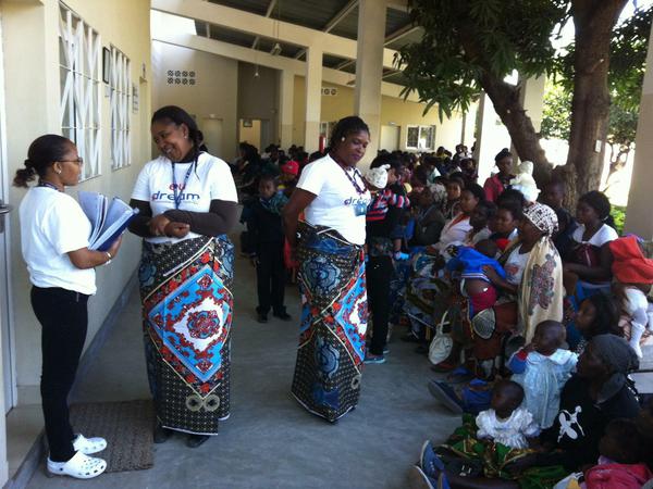 Aktivistinnen vom "Dream" in der Gesundheitsstation Matola 2, Maputo, betreuen die wartenden Frauen. 