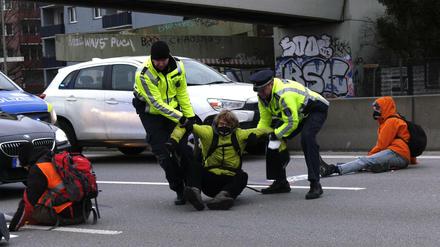 Wiederholter Konflikt. Polizeibeamte tragen einen Aktivisten der Gruppe "Aufstand der letzten Generation" von der Berliner Stadtautobahn A100.