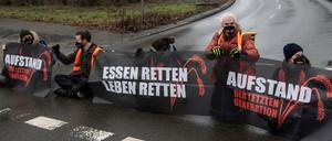 Sitzen statt schwitzen: Aktivisten am Morgen bei der Blockade der Autobahnzufahrt in Steglitz.