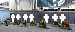 Kränze liegen in der Nähe des Reichstagsgebäudes in Berlin an einer Gedenkstätte für Maueropfer.