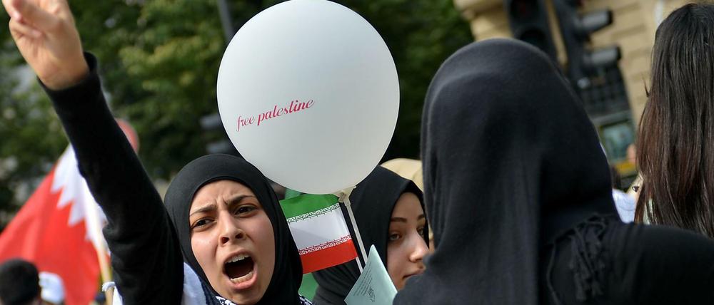 Frauen nehmen 2013 an einer Al-Quds-Demonstration in Berlin teil.