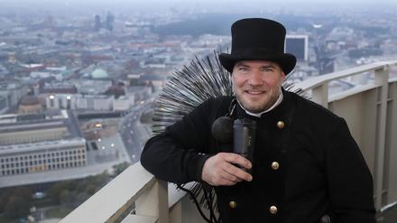 Schornsteinfegermeister Alain Rappsilber auf dem Fernsehturm in Berlin. 