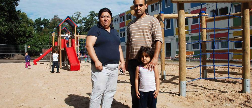 Die Kurdin Avan R. (31) mit ihrem Mann Sangar R. (33) und der gemeinsamen Tochter (4) auf dem Spielplatz des Containerdorfes. Der sechsjährige Sohn befand sich zu diesem Zeitpunkt gerade in der Schule.
