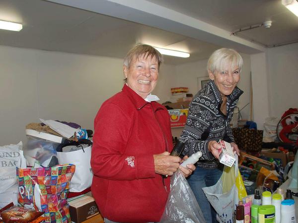Behalten ihre gute Laune auch beim mühsamen Sortieren der unfassbar vielen Spenden: Die Zehlendorferinnen Antje Strauss (links) und Brigitte Otto